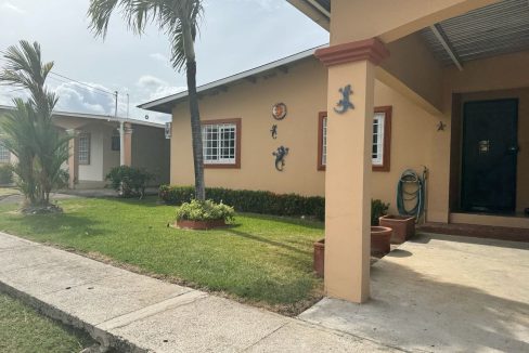 Casa amueblada de 3 recámaras en comunidad cerrada en Antón, Coclé.