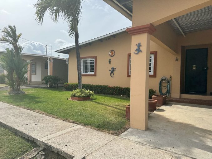 Casa amueblada de 3 recámaras en comunidad cerrada en Antón, Coclé.