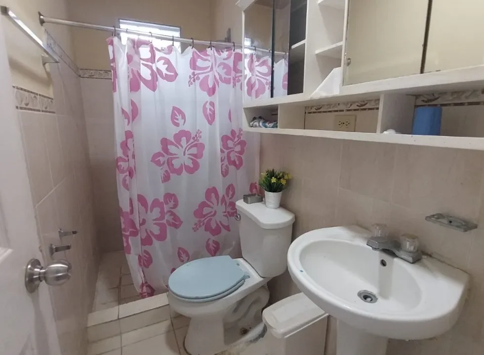 casa-venta-altos-del-prado-penonome-baño-dos