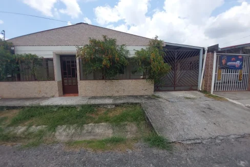 Casa en venta Altos del Prado Penonomé - fachada exterior