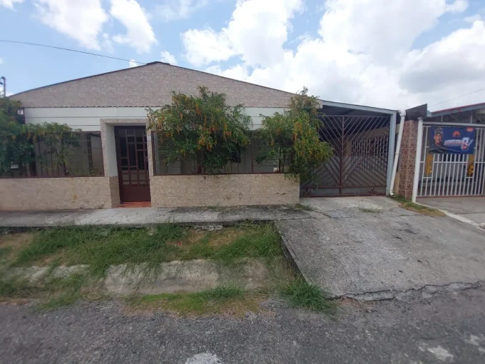 Casa en venta Altos del Prado Penonomé - fachada exterior