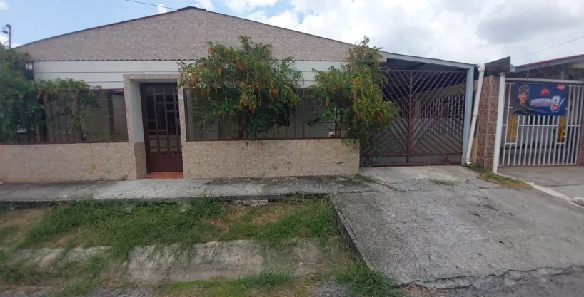 Casa en venta Altos del Prado Penonomé - fachada exterior