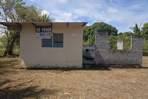 Vista frontal de casita de campo en venta en Panam&aacute; El Ca&ntilde;o Nat&aacute; Cocl&eacute;