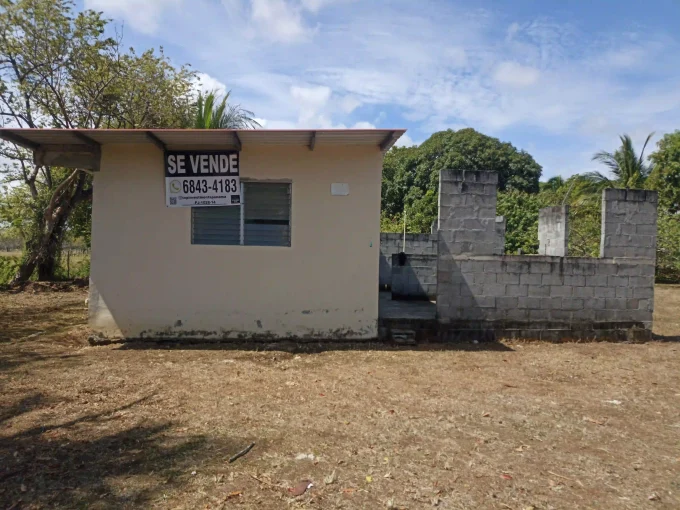 Vista frontal de casita de campo en venta en Panamá El Caño Natá Coclé